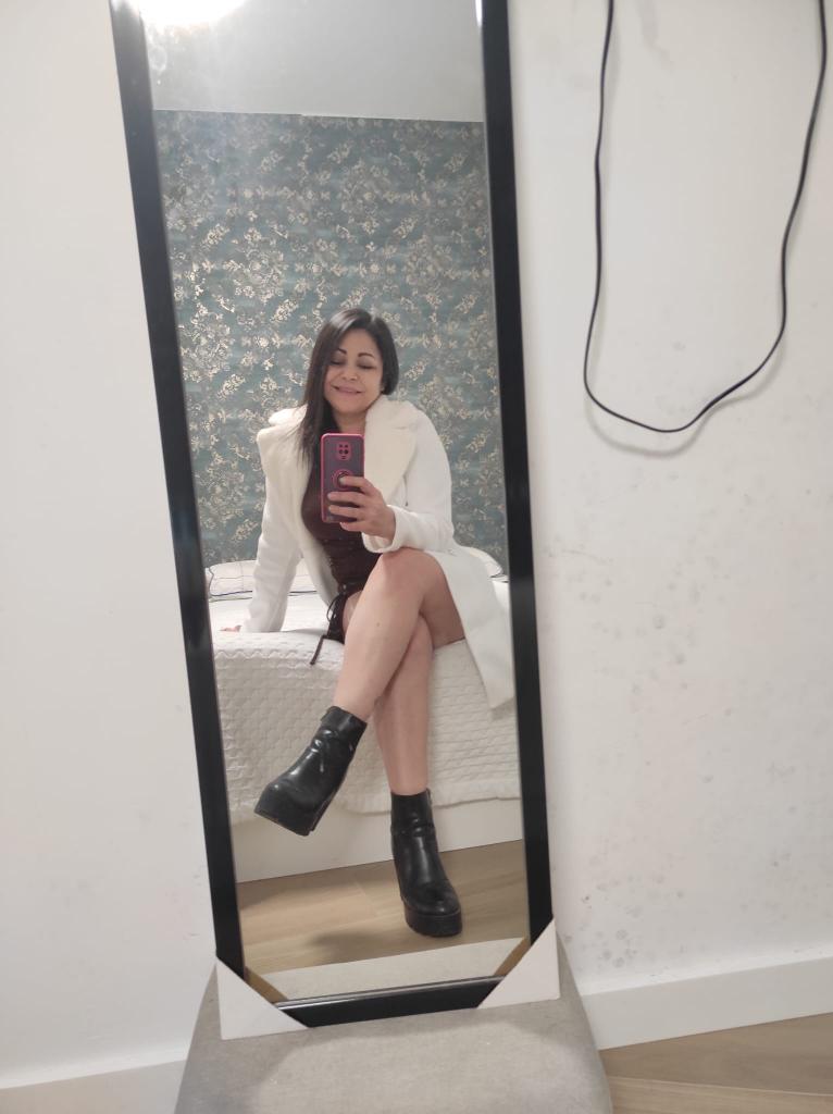 672044942: Chica busca chico en Madrid