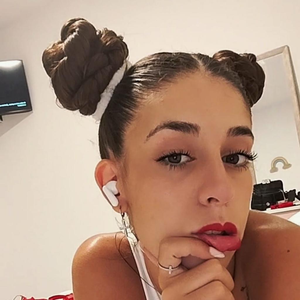 667754825: Chica busca chico en Sevilla