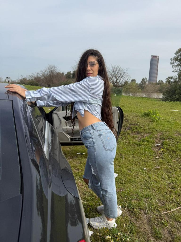 667754825: Chica busca chico en Sevilla