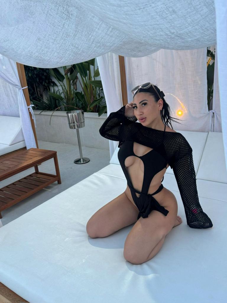 Chica busca chico en Ibiza: 