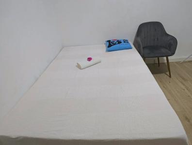 688501553: Chica busca chico en Barcelona