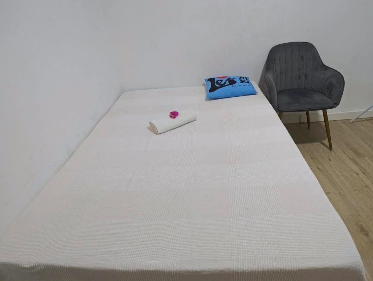 688501553: Chica busca chico en Barcelona