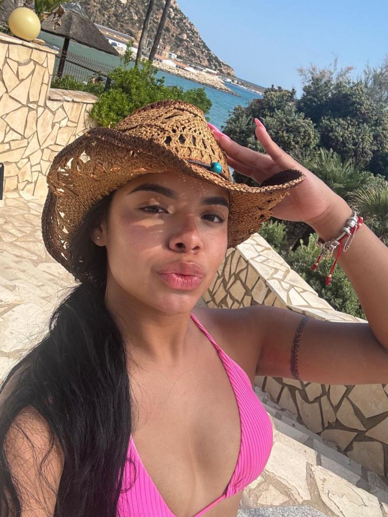 664341896: Chica busca chico en Barcelona