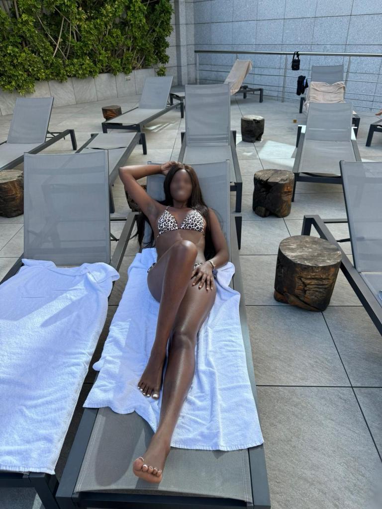 664039809: Chica busca chico en Barcelona