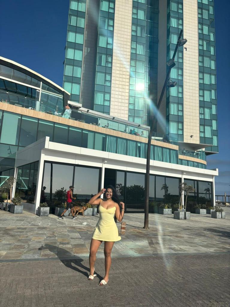 664341896: Chica busca chico en Barcelona