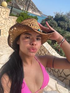 664341896: Chica busca chico en Barcelona