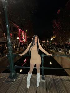 664039809: Chica busca chico en Barcelona