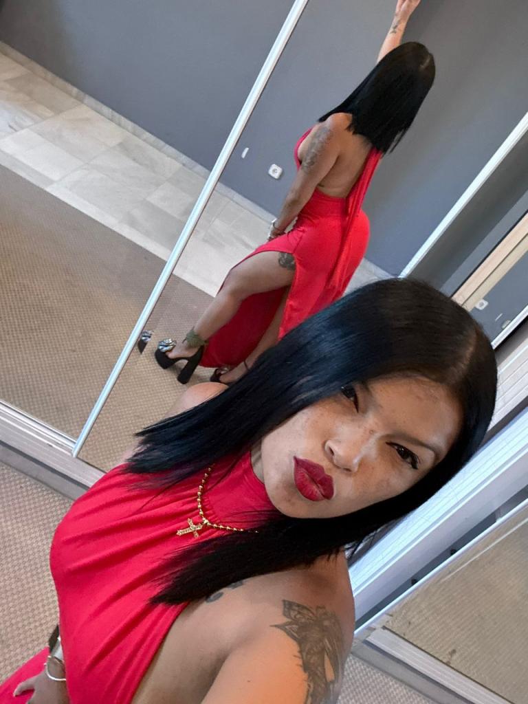 663126403: Chica busca chico en Sevilla