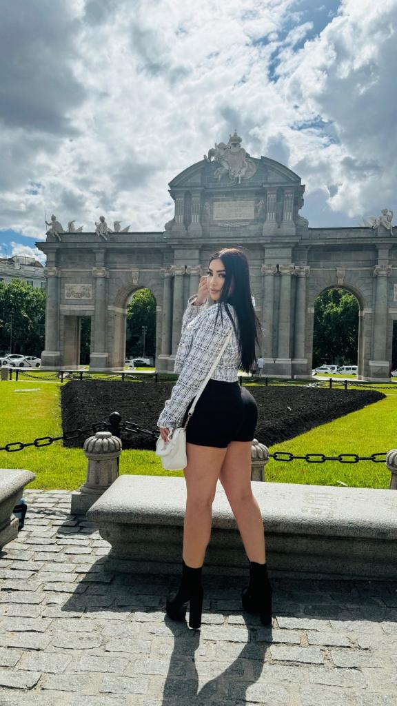 631513095: Chica busca chico en Barcelona