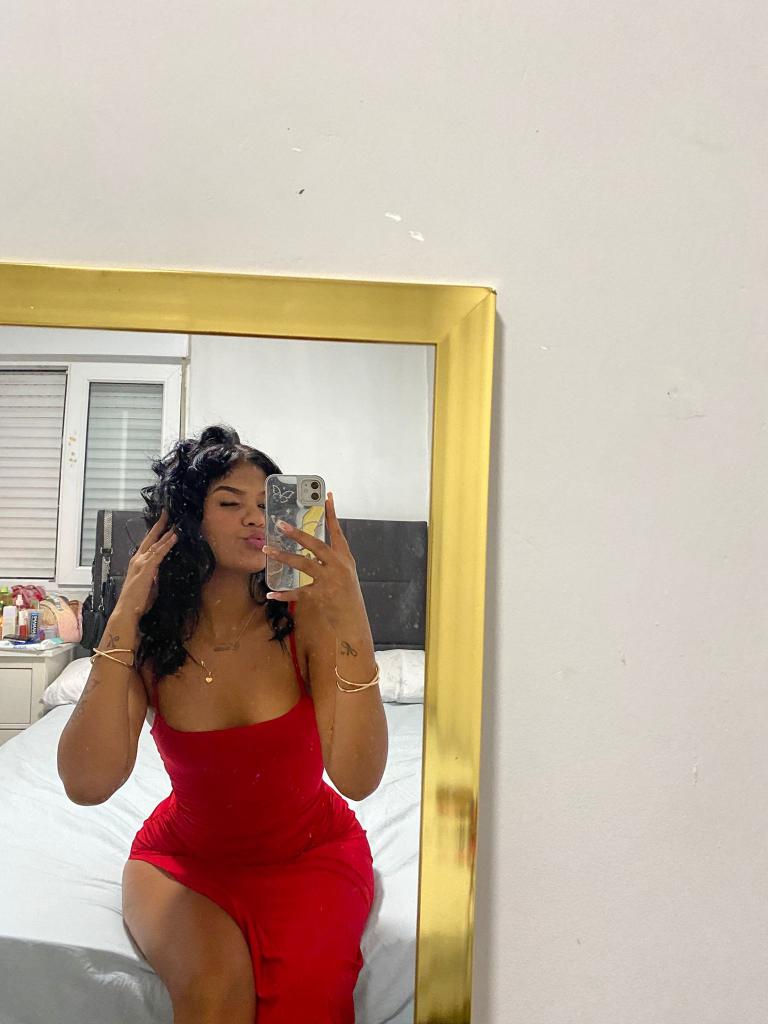 672834955: Chica busca chico en Barcelona