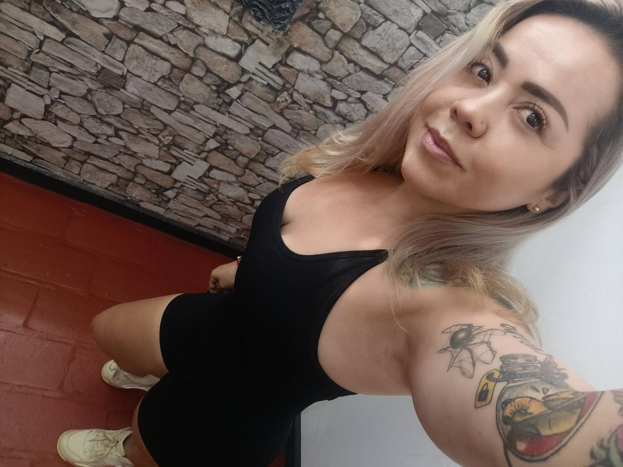643202454: Chica busca chico en Gerona