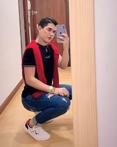 614877610: Chico busca chica en Valencia