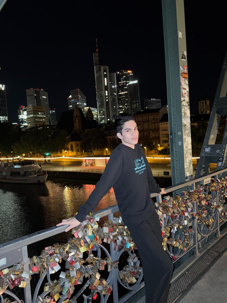 607157425: Chico busca chica en La Coruña