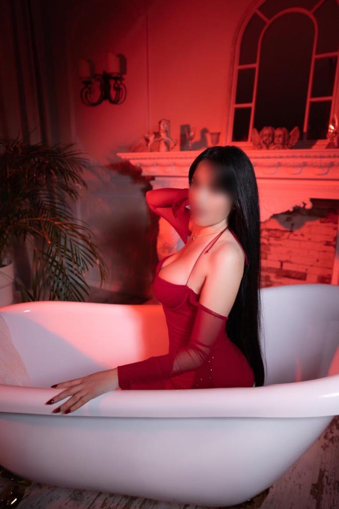 647341170: Chica busca chico en Málaga