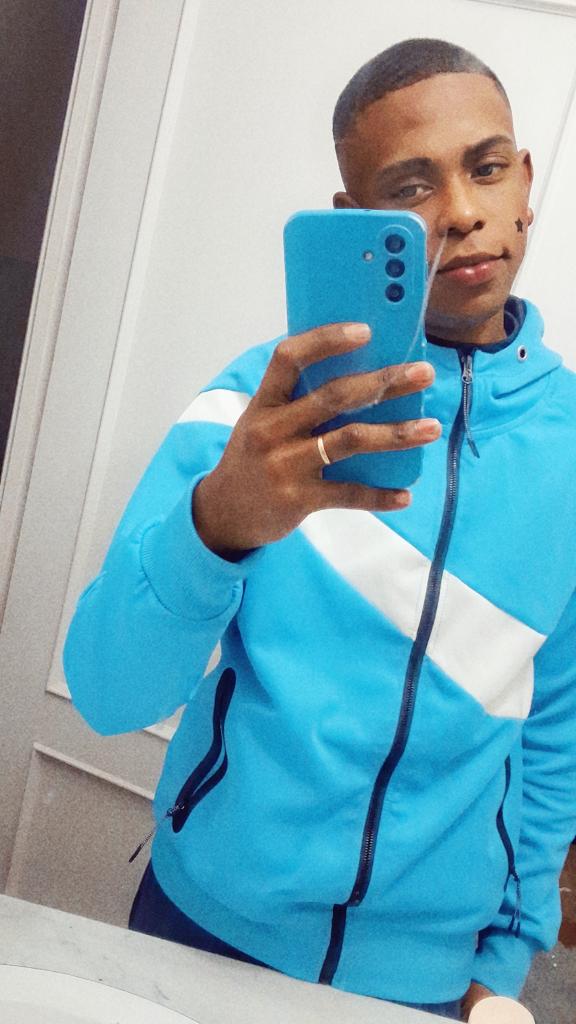 678019219: Chica busca chico en Sevilla