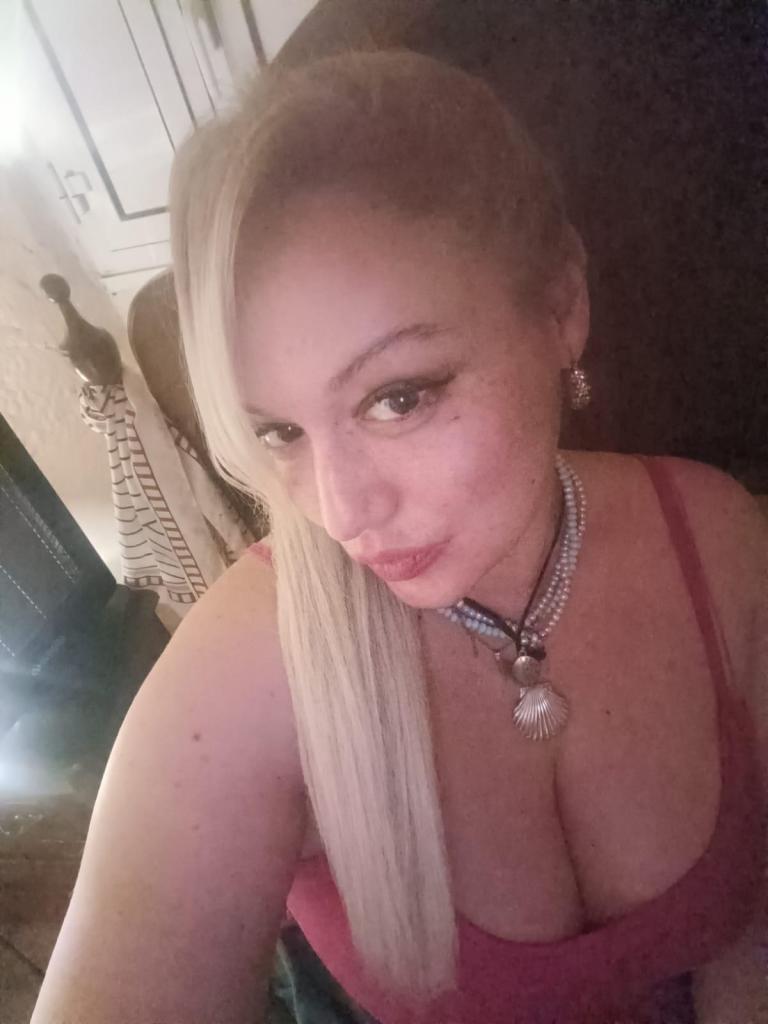 657483905: Chica busca chico en La Coruña