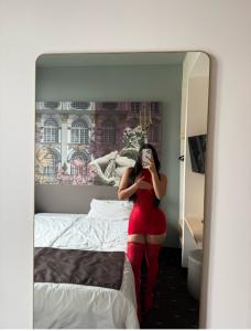 643764601: Chica busca chico en Gerona