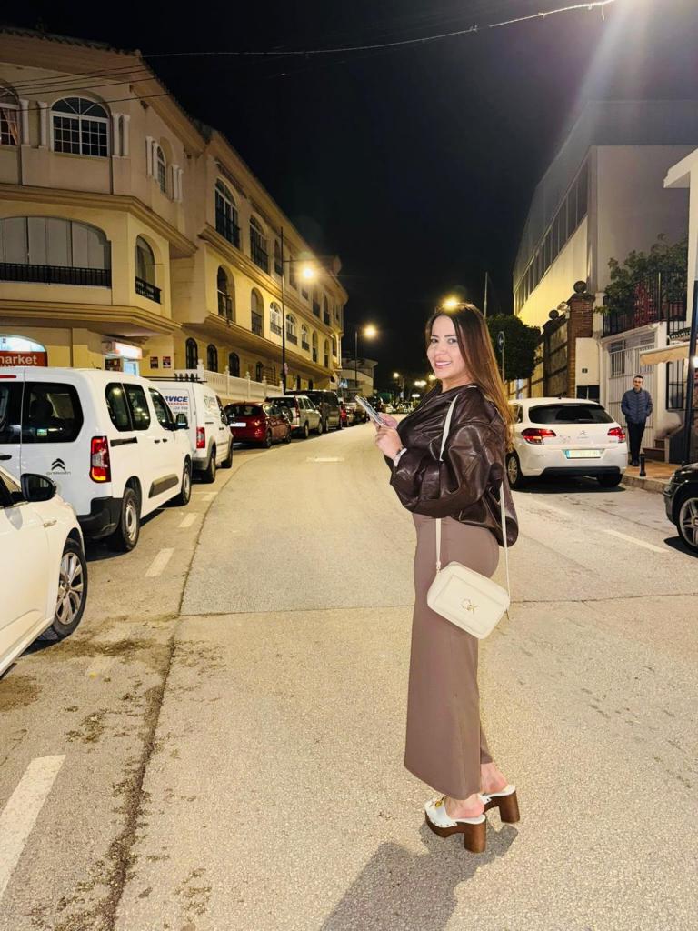 610889635: Chica busca chico en Málaga