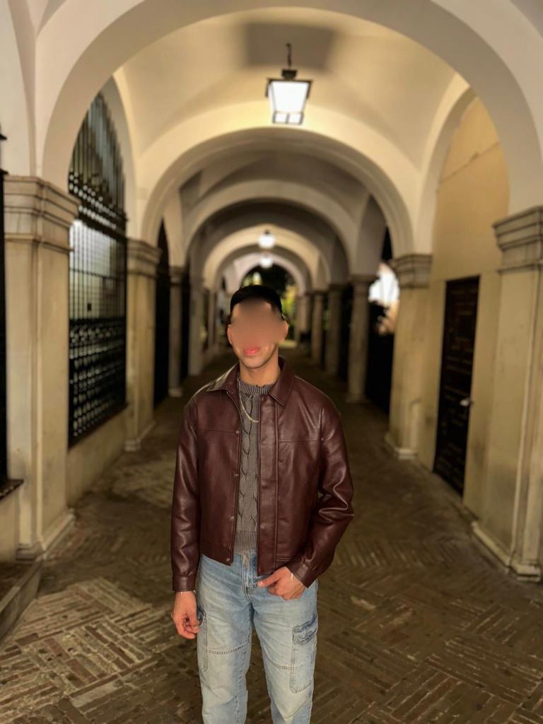 Chico busca chica en Sevilla: 