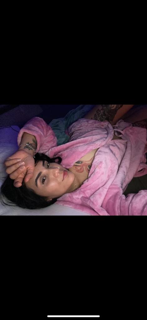 Chica busca chico en Alicante: Chica busca chico