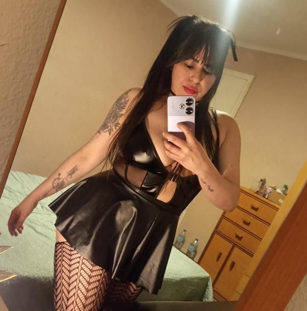 697477753: Chica busca chico en Barcelona