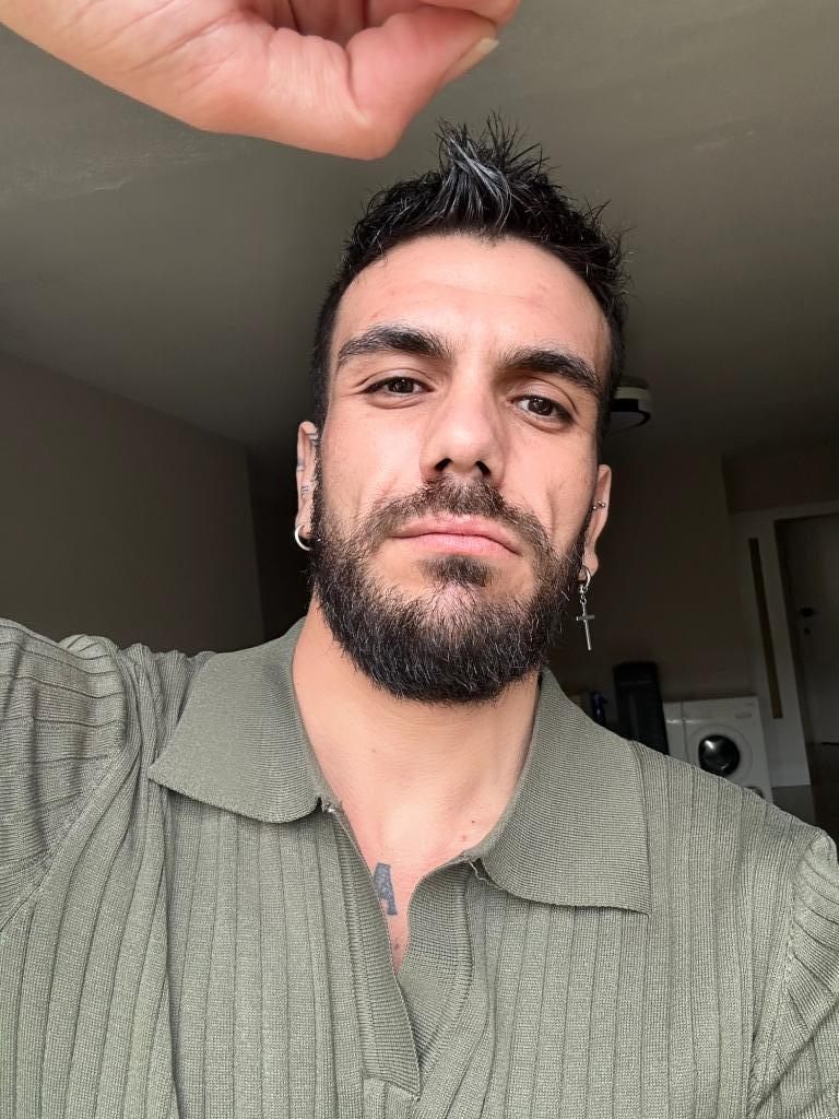 Chico busca chica en Sevilla: 