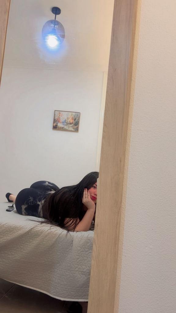 672861458: Chica busca chico en Sevilla