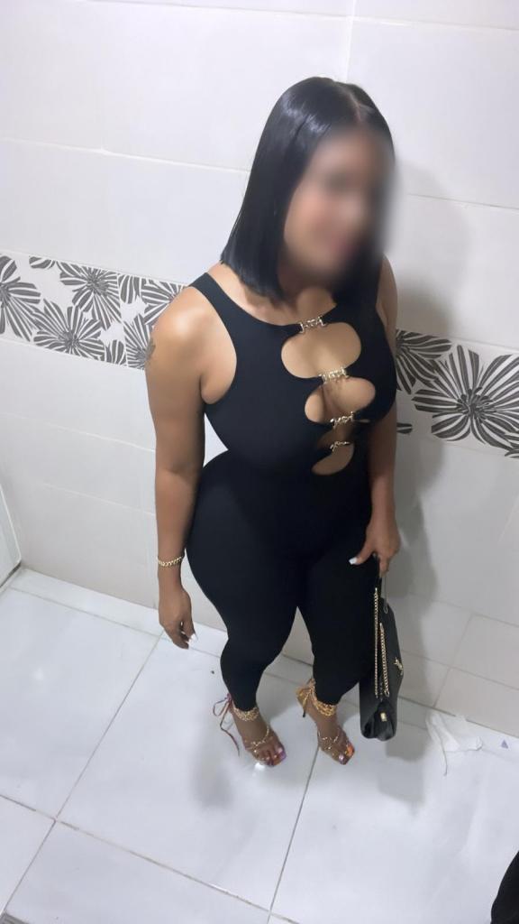 694233505: Chica busca chico en Barcelona