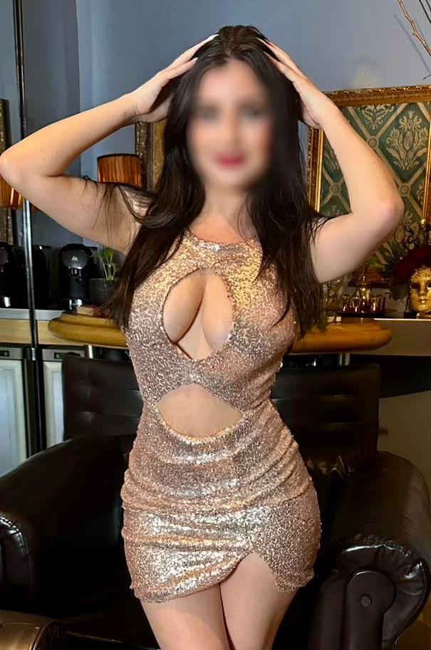 645696271: Chica busca chico en Barcelona
