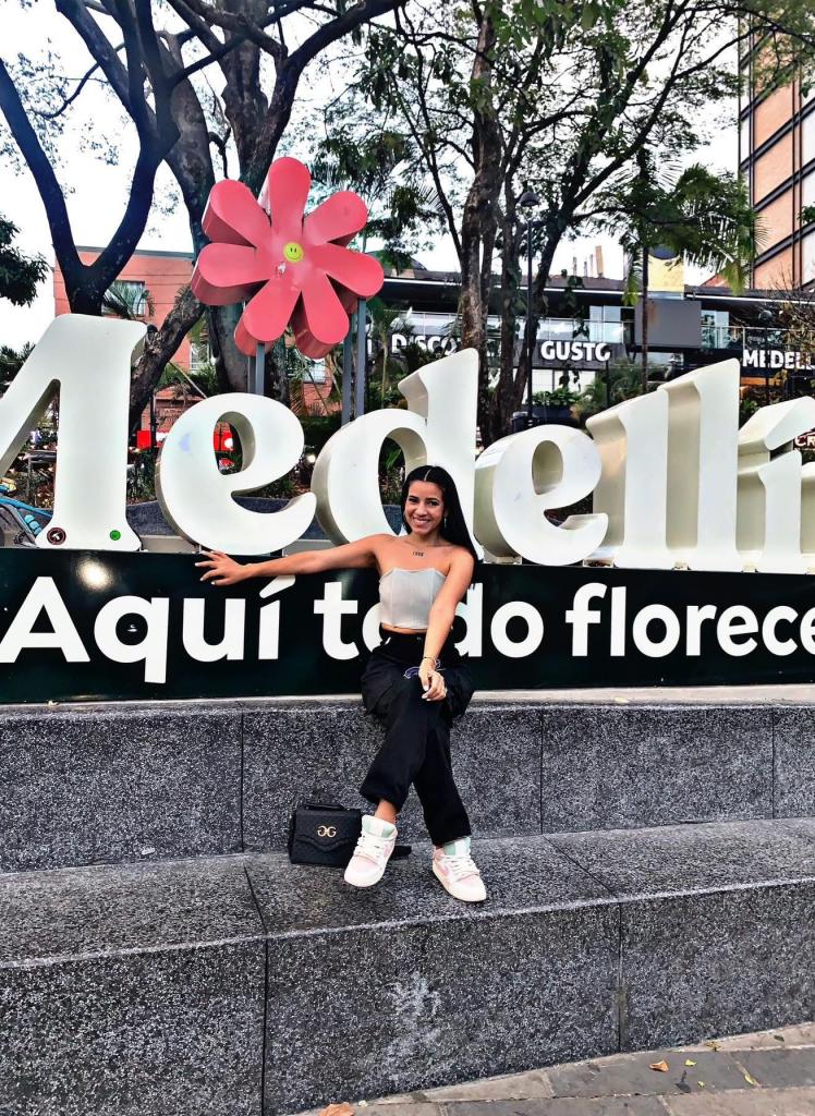 617746381: Chica busca chico en Madrid