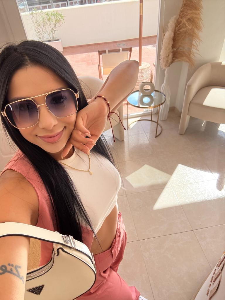 664553170: Chica busca chico en Barcelona