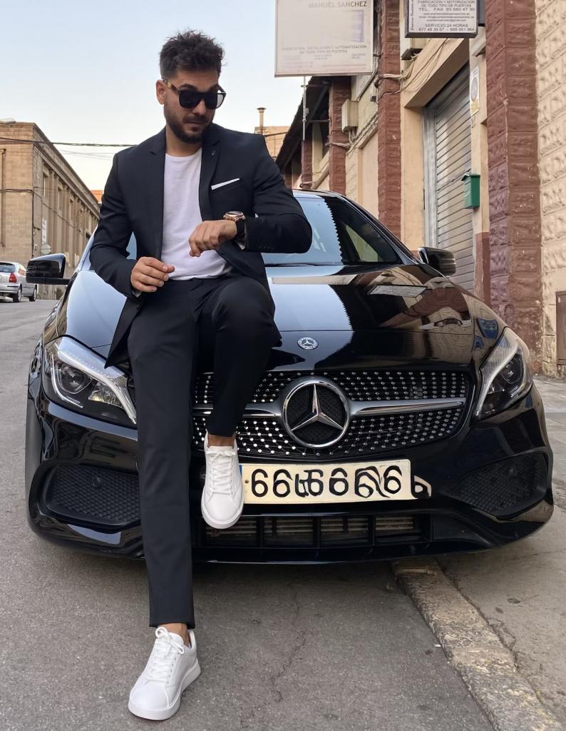 637700444: Chico busca chica en Barcelona