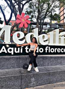 617746381: Chica busca chico en Madrid