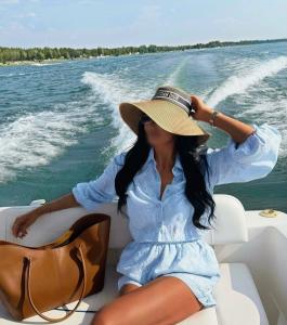 613767340: Chica busca chico en La Coruña