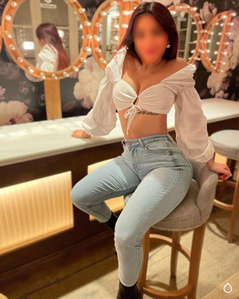 631065213: Chica busca chico en La Coruña