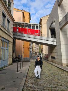 671353057: Chico busca chica en Barcelona