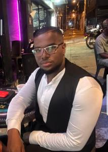 633509531: Chico busca chica en Barcelona