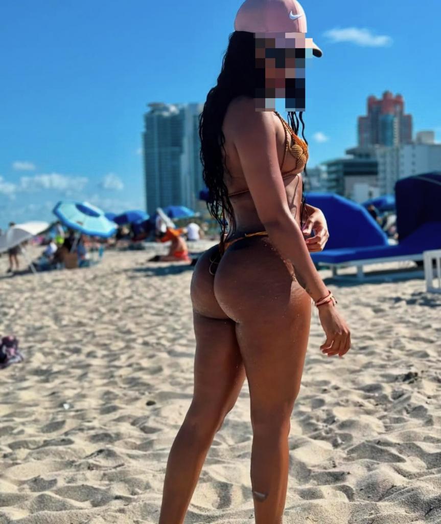 663138079: Chica busca chico en Sevilla