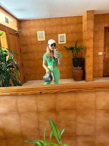 663199487: Chica busca chico en Sevilla