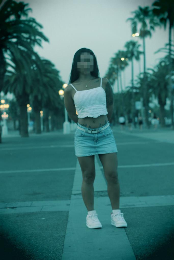 647535150: Chica busca chico en Barcelona