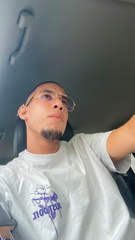 Chico busca chica en Sevilla: 