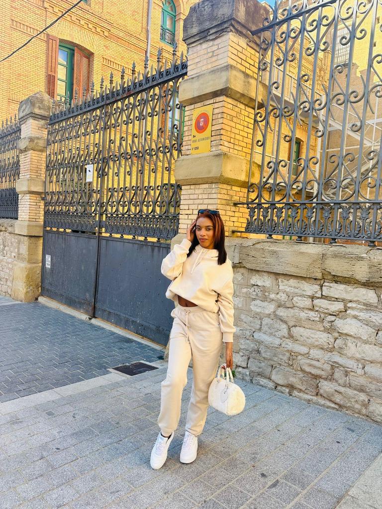 974563641: Chica busca chico en Huesca