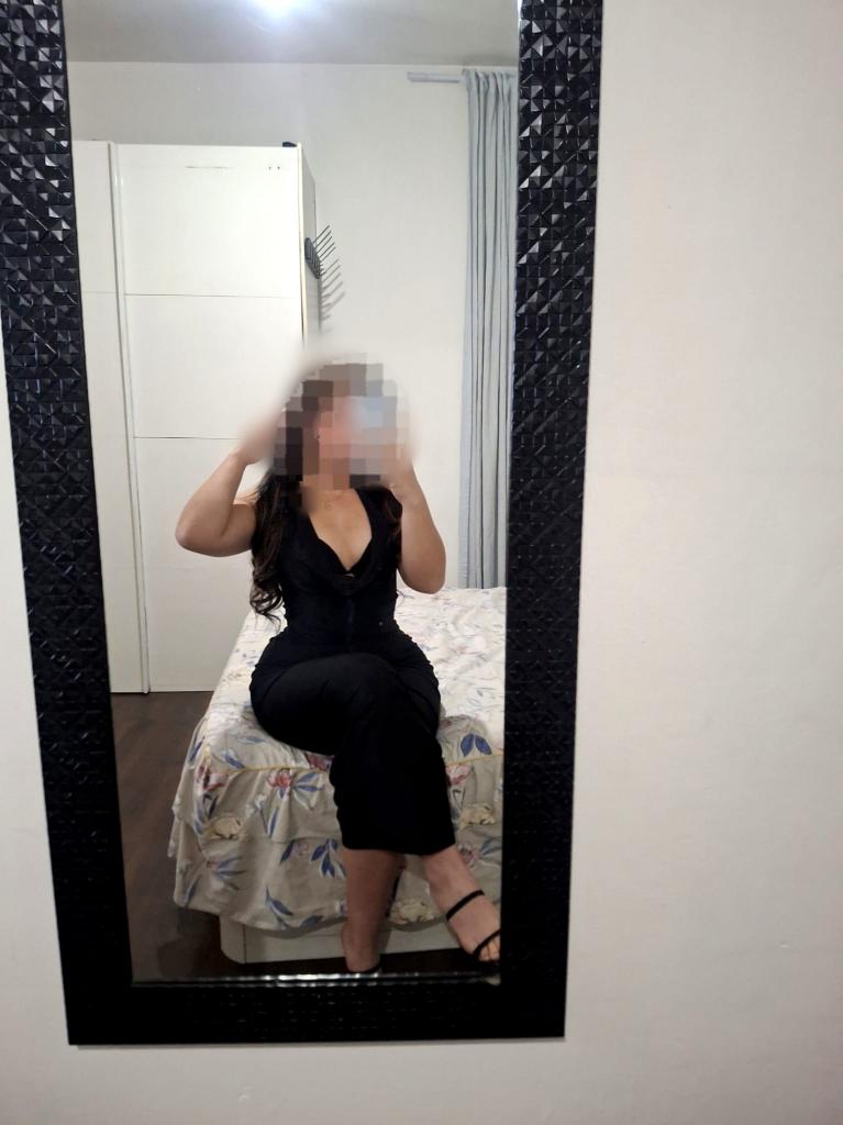 610882282: Chica busca chico en Barcelona