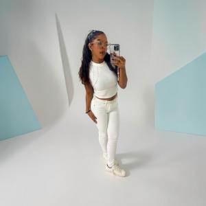 672084491: Chica busca chico en Ibiza