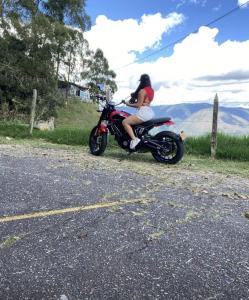 613395799: Chica busca chico en Murcia