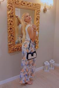 614210813: Chica busca chico en Barcelona