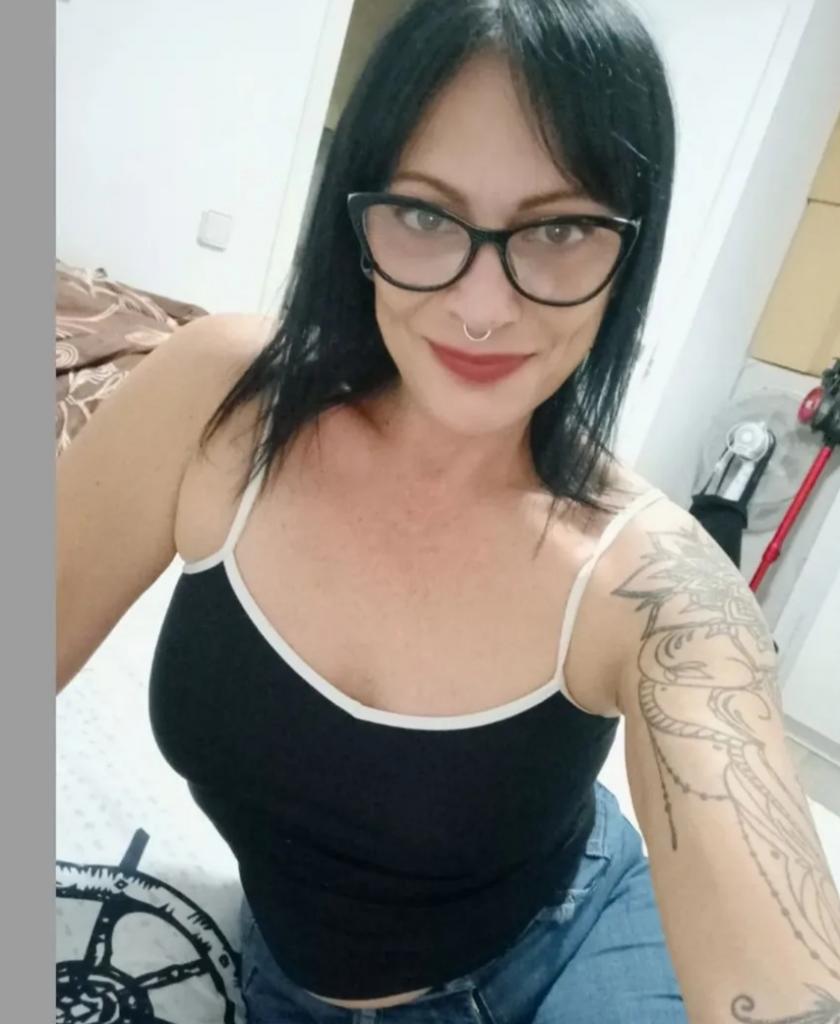 695822423: Chica busca chico en Ibiza