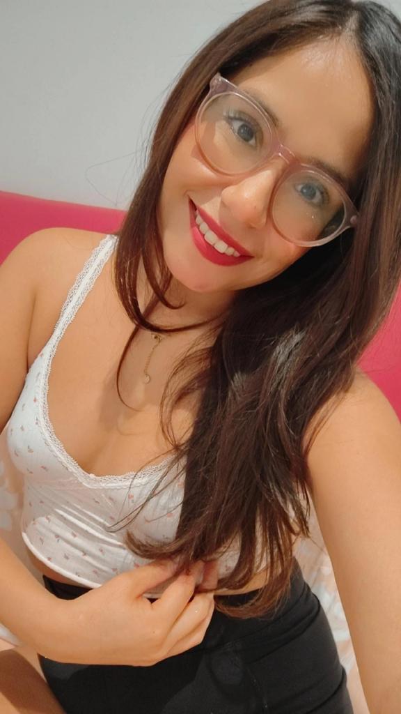 697734316: Chica busca chico en Sevilla