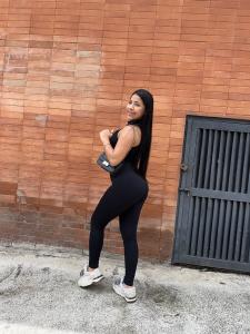 647594259: Chica busca chico en Sevilla