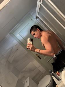 610880128: Chico busca chica en Barcelona